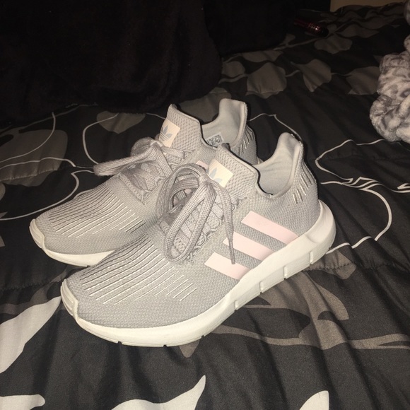 adidas swift run grey pink